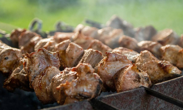 Врач предупредила об опасном мясе для шашлыка